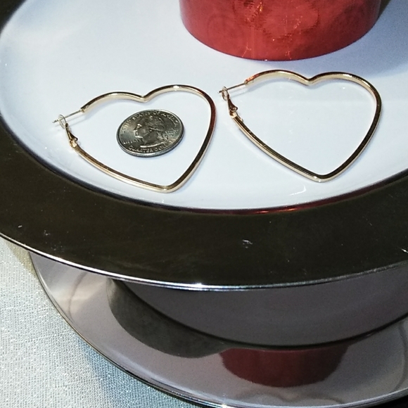💖 Endearing Large Gold Heart Hoop Earrings - Picture 3 of 4